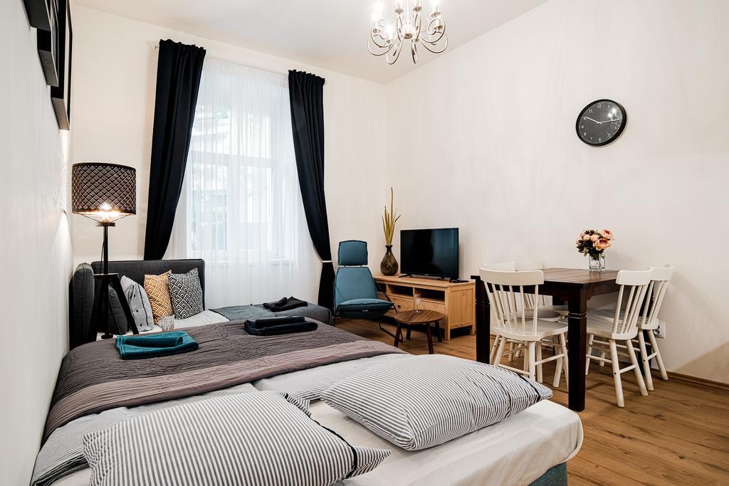 Apartment Gesse Březinova Praag Buitenkant foto